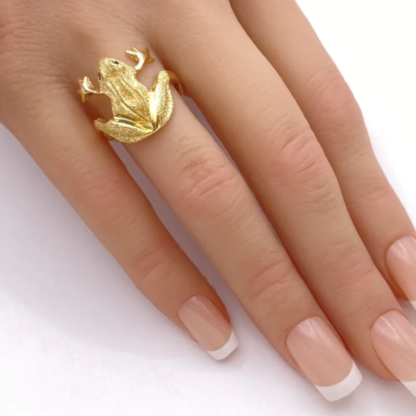 frog ring worn